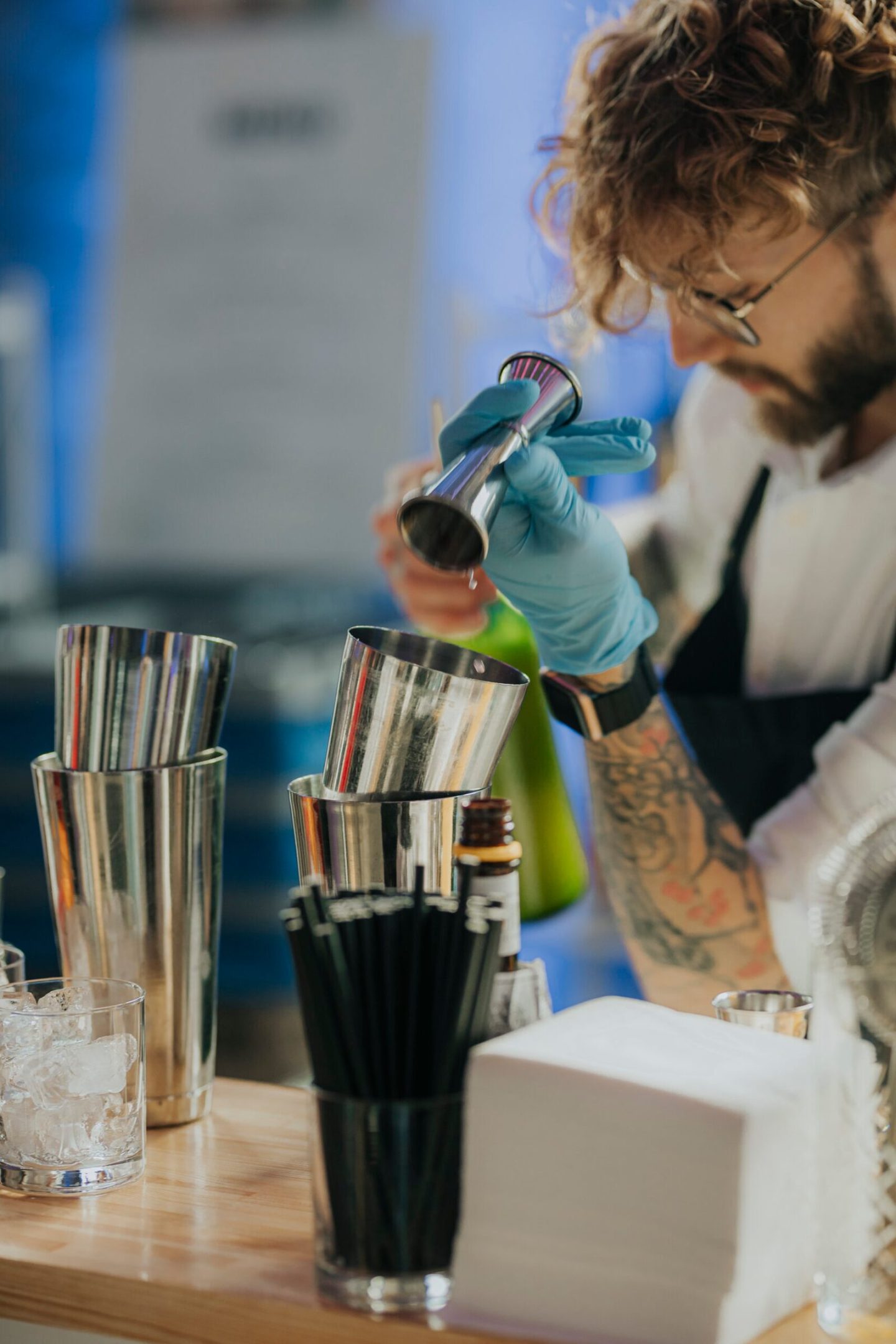 Barman przygotowujący koktajl premium w drink barze
